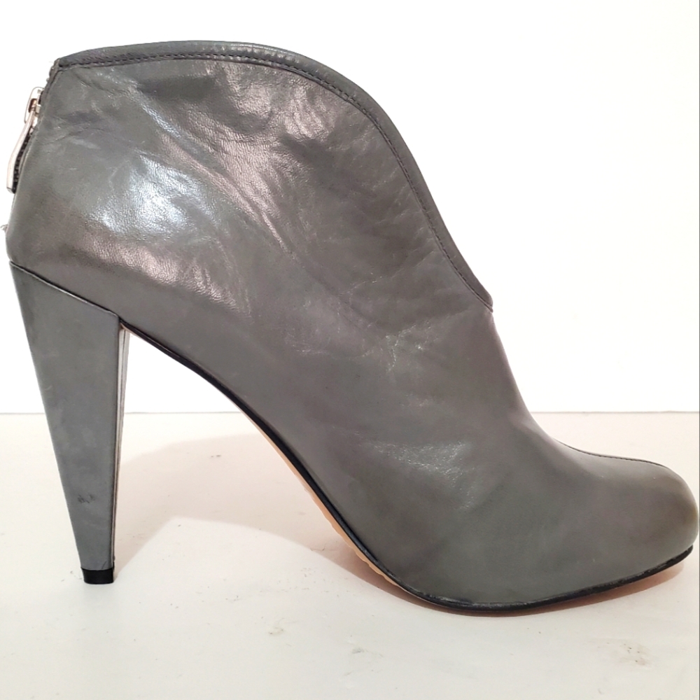 Vince Camuto Alexia gray leather back zip stiletto heel shootie booties 7.5 NWOB
